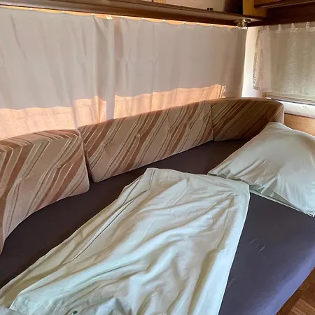 Campingplatz Wohnwagen Mit Vorzelt Auf Einem