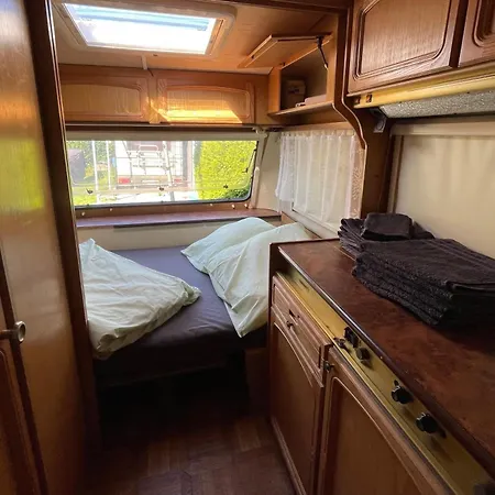 Wohnwagen Mit Vorzelt Auf Einem Campingplatz