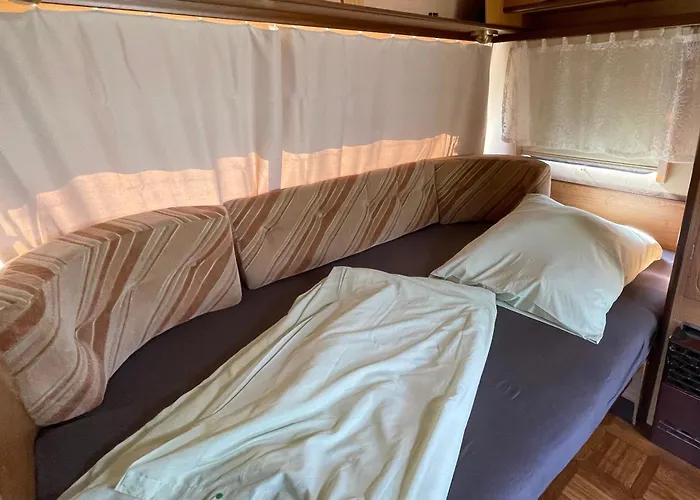 Camping Wohnwagen Mit Vorzelt Auf Einem